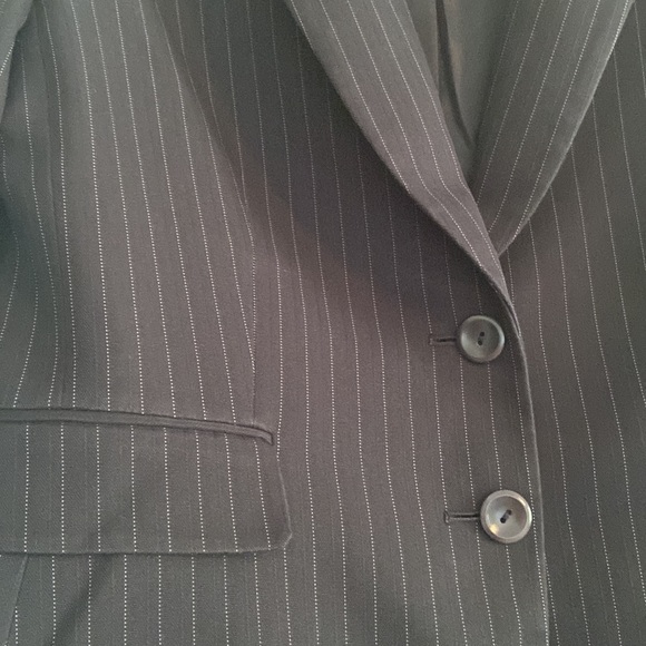 EUC classic pinstripe Tahari suit - Picture 2 of 8